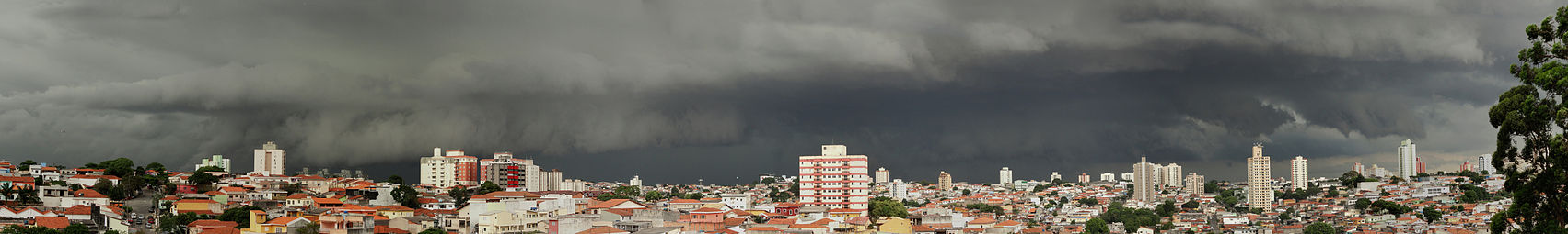 Strong and large summer thunderstorm in Sao Paulo, Brazil © Lauro Sirgado