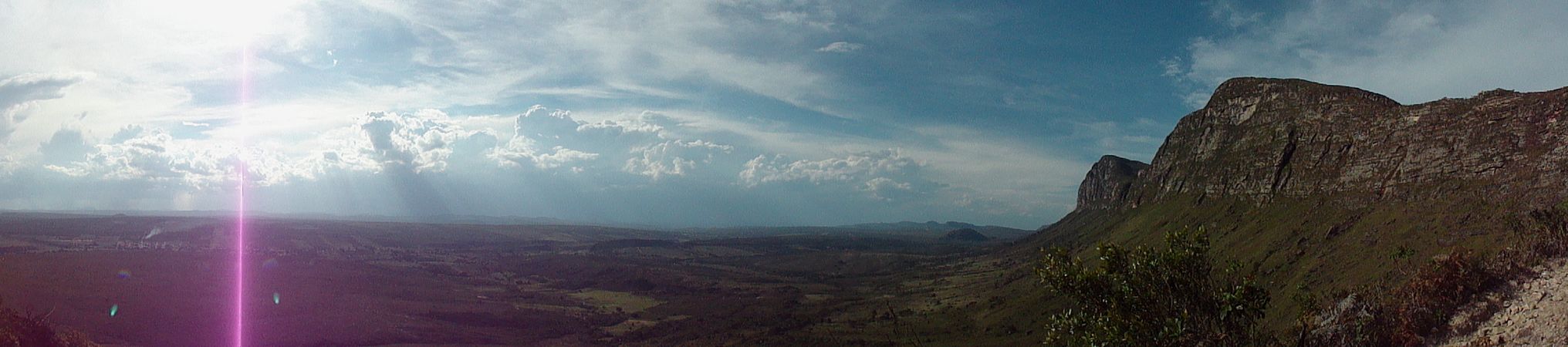 A luz se infiltra pelas nuvens na paisagem da Chapada Diamantina