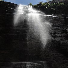 Cachoeira em paredao escarpado