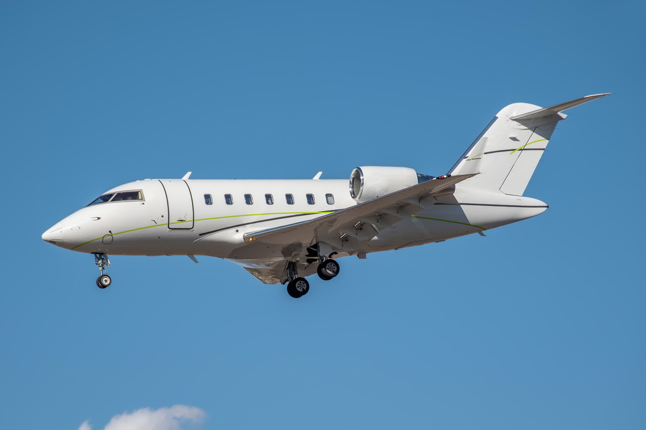 Challenger 600 private jet charter