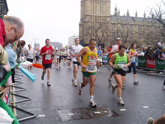 File:London Marathon - geograph.org.uk - 159377.jpg