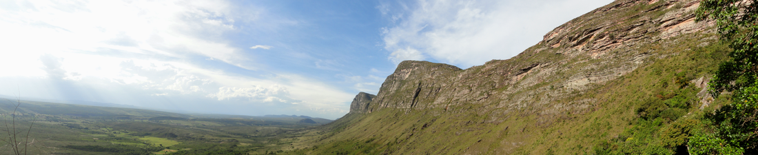 :Alinhados os paredoes escarpados dominam a paisagem