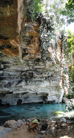 Afloramento rochoso em acesso de caverna de rio